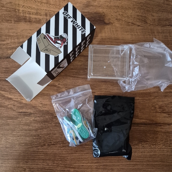 NWT Off White collectible miniature sneakers 👣 - Picture 7 of 8